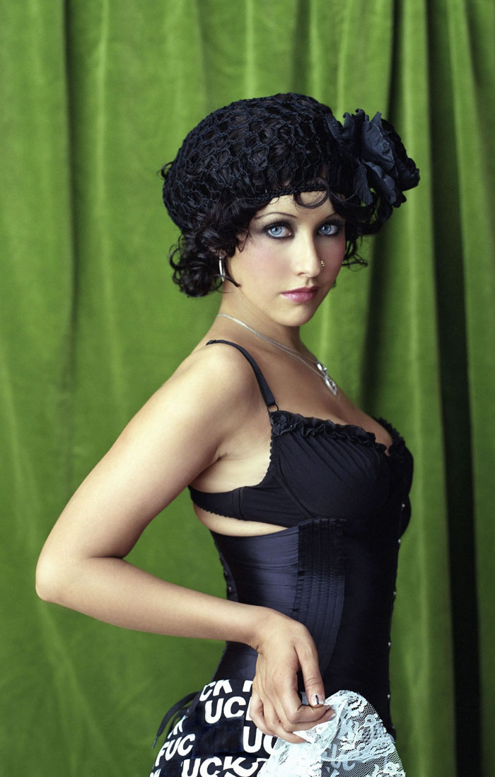Кристина Агилера (Christina Aguilera) в фотосессии Маттиаса Кламера (Matthias Clamer) для журнала Q (апрель 2003)
